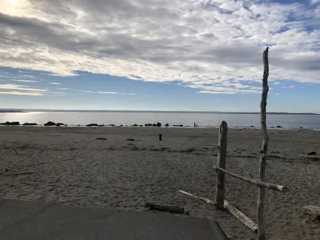 Bright Cheery House w/ outlet for EV Charge, fire pit, close to beach & trails