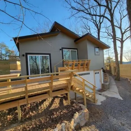 A Serene Retreat with Rustic Elegance within the Appalachians