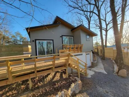 A Serene Retreat with Rustic Elegance within the Appalachians Отели в г. Дейд