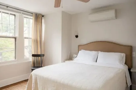 Shurs Lane Cottage, EV Charging, Free Parking, in the heart of Manayunk Отели рядом с достопримечательностью «Моррис Арборетум & Гарденс оф Юниверсити оф Пенсильвания»