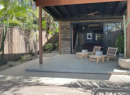 Private Beachside Luxe - Loft Studio Byron Bay with King Bed