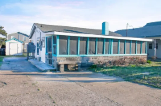 Renovated & Clean 'Original' OBX Bungalow, Direct Beach & Pier Access + EZ Cart