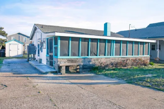 Renovated & Clean 'Original' OBX Bungalow, Direct Beach & Pier Access + EZ Cart