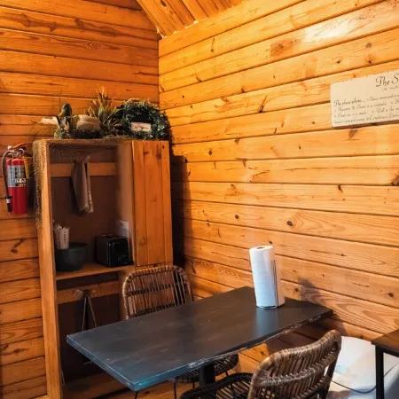 2 Lakeside : Charming 2-bedroom cabin with AC, WiFi in welcoming Solgohachia