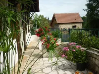 L'oustal D'emilien. Maison de Campagne, Rivière Lot au Fond du Jardin Moulin et Chapelle de Lugagnac 주변 호텔