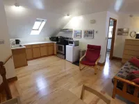 Spacious and comfortable, king bed and double futon sofa, kitchen, near 7 Oaks Hotels in Madison County