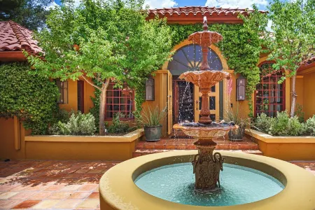 Majestic Escape: Oak Creek Waterfront! Pool, Spa, Sauna, Gym, Sleeps 22! Отели рядом с достопримечательностью «Хорсин Араунд Адвенчерс Седона»