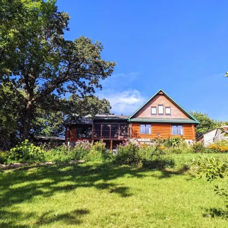 Cozy Lakefront Log Home. Hot Tub, Kayak, Yard Toys, Game Room. Pontoon for Rent.