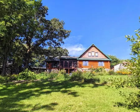 Cozy Lakefront Log Home. Hot Tub, Kayak, Yard Toys, Game Room. Pontoon for Rent. Hoteles en Albert Lea