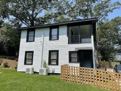 Cozy Apartment Located in Downtown Laurel Hotels near Agape Church
