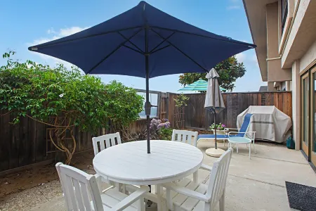 NEW! Discounted Rates! 3BD Beach Townhome in Community  w/Beach Access, Pool&Spa Отели в г. Солана Бич