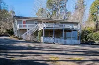 Lakefront, Private Dock, Quiet Cove- Lake Gaston-New Rental as of 2024 Hotels in Bracey