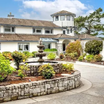 Sparkling Clean, Private & Quiet! Amazing Ocean Views [7]