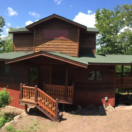 Northern Comfort Overlooking Caribou Lake- Spacious and Secluded