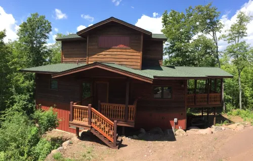 Northern Comfort Overlooking Caribou Lake- Spacious and Secluded