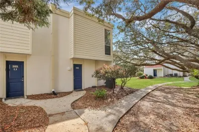 Driftwood Beach adjacent, off season rate, 20% off week, BEACH FRONT! のホテル