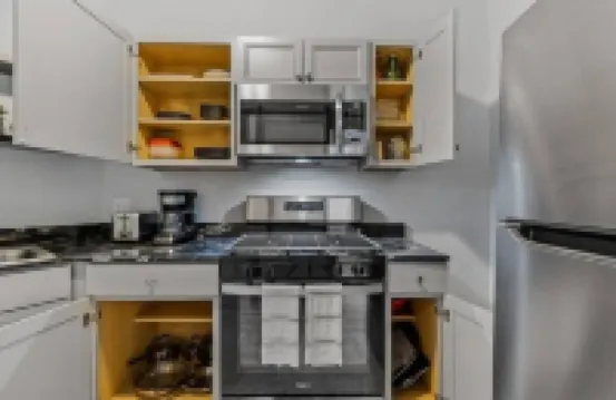 Beautiful fully remodeled 1 bd apt w King size bd