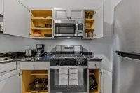 Beautiful fully remodeled 1 bd apt w King size bd Hotel a Erie