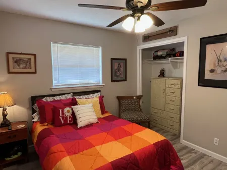 Fantastic 3/2 near OU, fully stocked, 4 TVs, W/D Отели рядом с достопримечательностью «STASH»