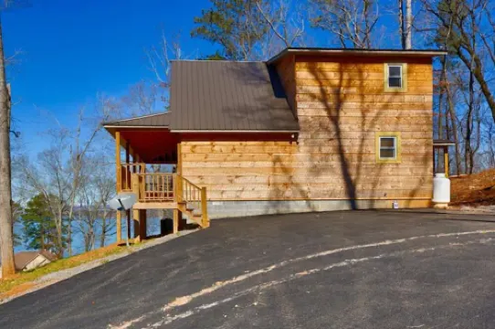 New Listing - Cabin on Lake Guntersville