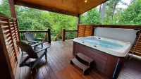 Romantic Cabin with Hot Tub, Outdoor Fireplace & Soaking Tub - Romantisk
