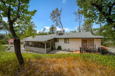 Kokanee Grove ~ Shasta Lake 2ac Estate ~ Pool/HotTub/GameRoom ~Central Location!