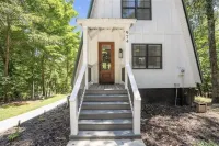 Private retreat on Lake Hartwell Shores of Asbury RV Resort 주변 호텔