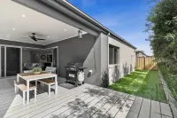 Sophisticated Abode Luxurious and contemporary home just 10 mins to the beach