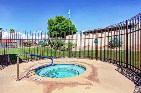 Beautiful CLEAN Townhome in Mesa -  w/Heated Pool and RV Parking available!! Отели рядом с достопримечательностью «Commemorative Air Force Museum»