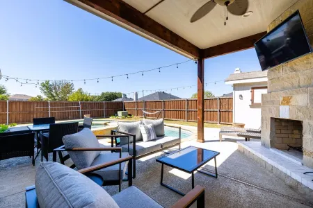 Lone Star Oasis! Near UNT - Heated Pool, Spa, King Bed, Incredible Location!