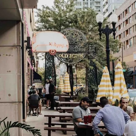 GROUP LUX in Old Town/Gold Coast (+private roof)