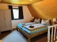 Gemütliche Berghütte mit Kamin im Erzgebirge Nahe Schwarzwassertal Hoteles en Pobershau