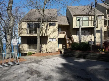 Homestead Condo, Beautiful View of Lake MI & Manitou Island Отели в г. Глен Арбор Тауншип