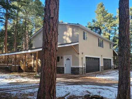 21 Acre Paradise-sleeps 11 in wooded wonderland