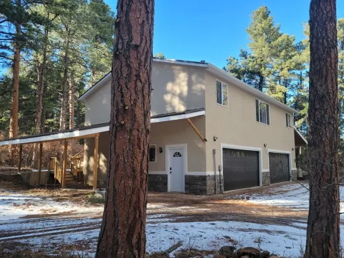 21 Acre Paradise-sleeps 11 in wooded wonderland