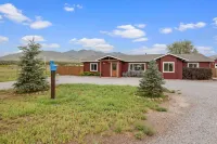 Country Home with Mountain Views, 4 Bedrooms, A/C, Allows Pets!