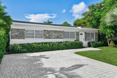 Boutique Villa REMODELED 4 bedrooms/3 bath, and tv area… 5 minutes to the beach
