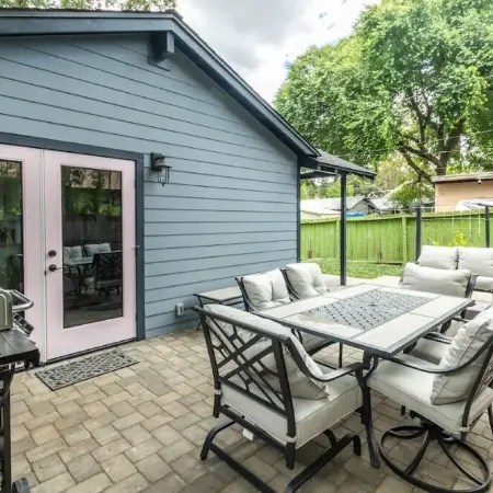 Lovely Remodeled Home! Walk Downtown! w/firepit