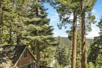 Luxurious Cabin w/ lake views 10 minutes to Santa's SkyPark & Village