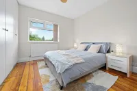 Fantastic, modern 3 bedroom house in West Didsbury. Close to all amenities. Vision Express Opticians at Tesco - Baguley附近的飯店