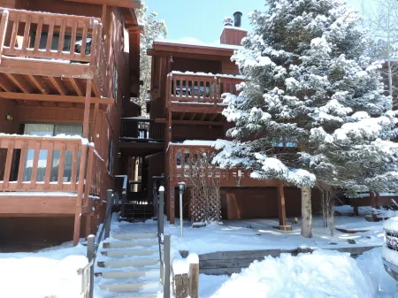 Modern getaway! Relax, bike, hike, and shred!