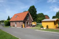 Detached holiday home "Kleines Häuschen" in the old country, Hollern-Twielenfleth Hotels in Hollern-Twielenfleth