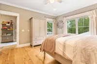 Gorgeous private farmhouse! Heated pool, hot tub & barn in winter. Sleeps 25