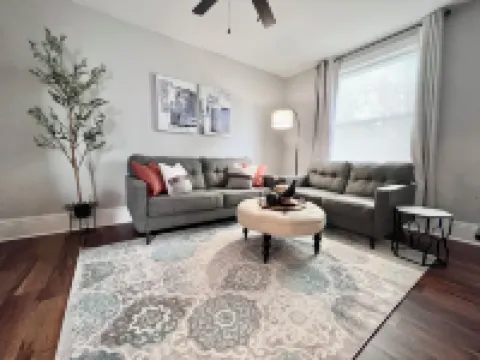 Spacious 3 Bedroom Sleeps 5 - Walk to Botanical Garden - Long Term Pet Friendly