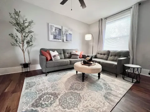 Spacious 3 Bedroom Sleeps 5 - Walk to Botanical Garden - Long Term Pet Friendly Отели рядом с достопримечательностью «Парк Клифтон Хайтс»