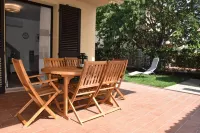 Seaside house with private garden Hotel di Follonica