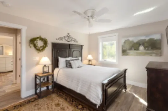 Newly renovated, convenient to area attractions yet very serene