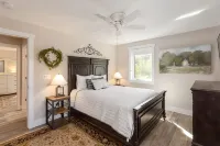 Newly renovated, convenient to area attractions yet very serene Hotels in Mills River