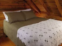 Beautiful Log Cabin with AC and WiFi in Gorgeous Burnsville. Hotels in Yancey County