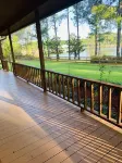 Private lakeside cabin with fire pit, GAME ROOM, kayaks.